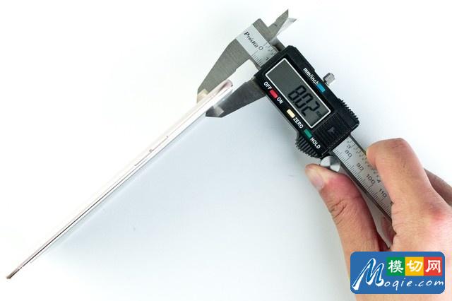 最厚處攝像頭位置厚度為8.02mm。薄了0.58mm。