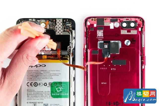 這代的主板上有兩個裸露的連接器分別是指紋連接器和電源連接器。將它們一一分離