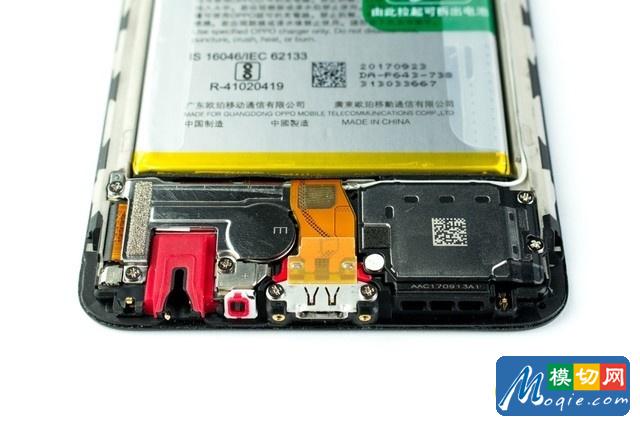 耳機結構的設計與上一代發生了變化，最明顯的就是表面穿上了一身紅色橡膠外衣，所以擁有更好的密封性了，而揚聲器也的確像之前說的換了型號，體積更小了。