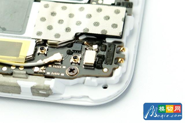 上一代的相同位置電容部分還都是有黑色點膠的。