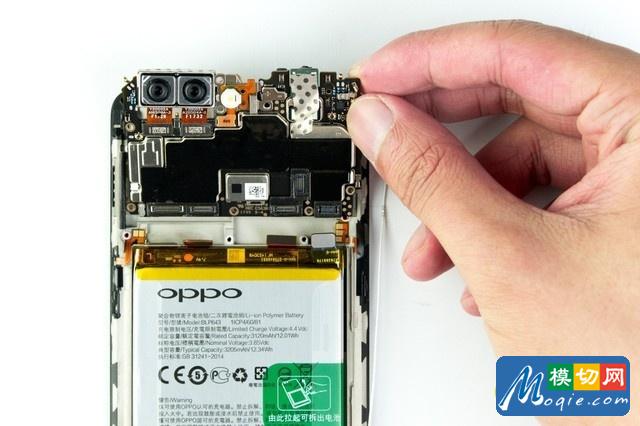 接著斷開主板右邊的同軸線便可以取下主板了。
