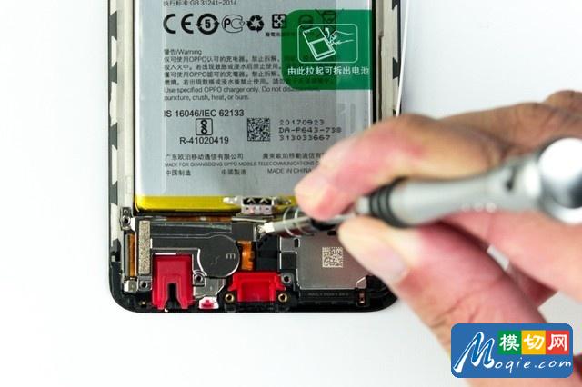 卸去這枚螺絲之后，便可以一一將底部元件分離了。