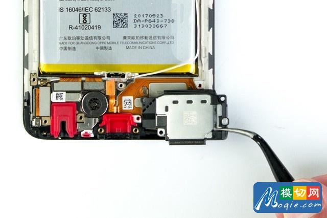 取下揚聲器模塊明顯比前代體積變小了