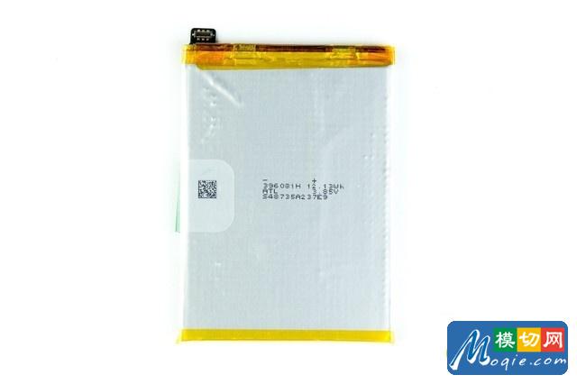 供應商依然是R系列的老朋友，ATL。容量12.13Wh，充電電壓3.85V，支持5V4A的VOOC閃充