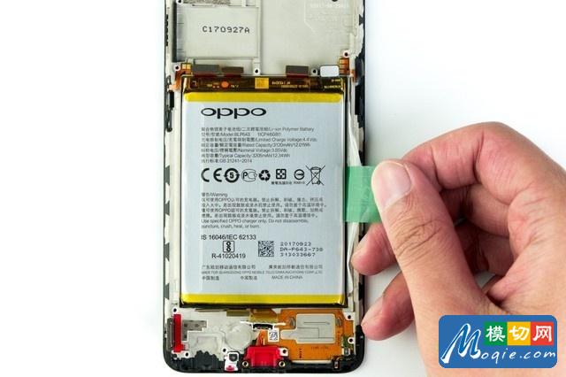 提起提手，稍用力便可以將電池分離，甚至不會對電池造成形變，OPPO有意將背部雙面膠的粘度控制在既方便拆解，又能達到足夠固定強度的規格上，這樣的設計要比采用拉膠方式更加科學，比那些單純采用強力雙面膠固定的機型更加負責任。