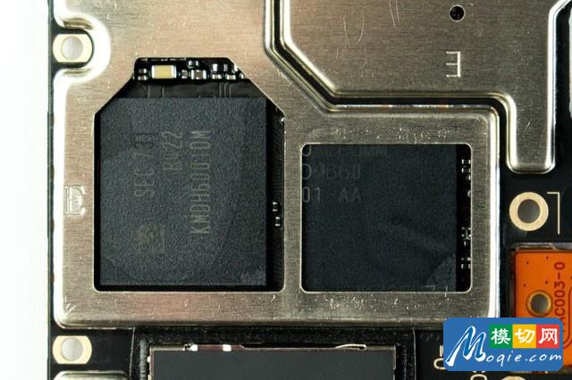 掀開散熱硅脂后看到了兩位主角，一個是驍龍660移動平臺，主頻2.2GHz，OPPO聯合高通對多款游戲專門針對這一處理器進行了優化，所以性能不是問題，另外還有三星的4GB LPDDR4X內存芯片推測64GB閃存芯片疊層封裝在下面。