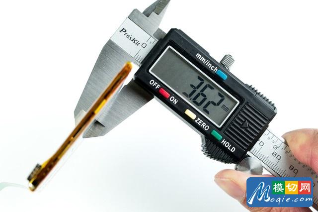 為了對比R11s，我又重新拆了一遍R11。R11的電池厚度3.62mm，比R11s薄了0.19mm，雖然不及整機厚度增加的0.33mm，但也可以稱得上是R11s變厚的最大元兇了。
