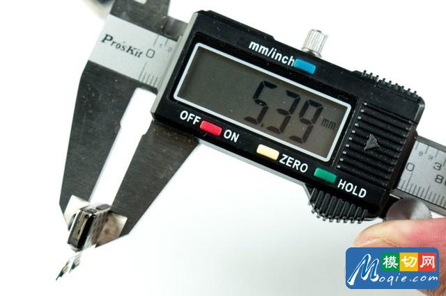 R11雙攝厚度5.39mm，二者厚度上幾乎沒有區別。所以R11s厚度增加可以免除它的責任了。