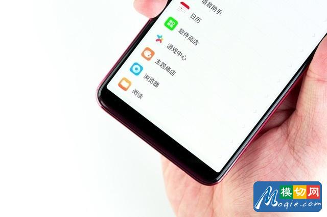 屏幕到玻璃的邊框距離為2mm。屏幕底部沒有設計任何按鍵或者logo。整個屏幕的屏占比達到了85%。
