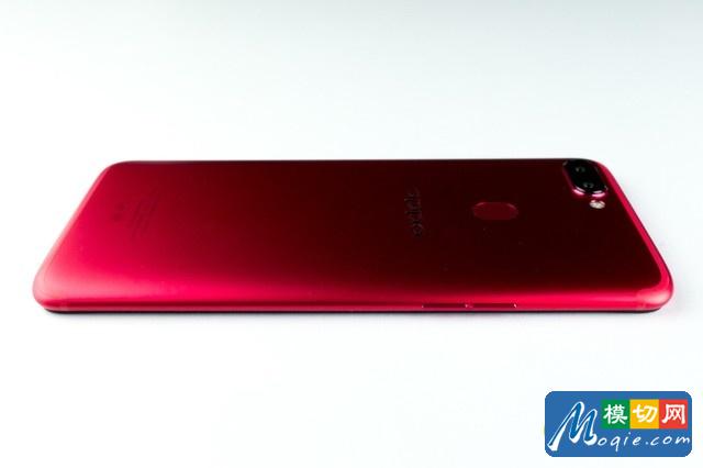 背殼的弧度設計延續了上代的整體風格但也不完全一樣，在后面的與R11s大家可以發現區別。這樣的設計不僅手感好，而且能夠讓邊角顯得很薄。