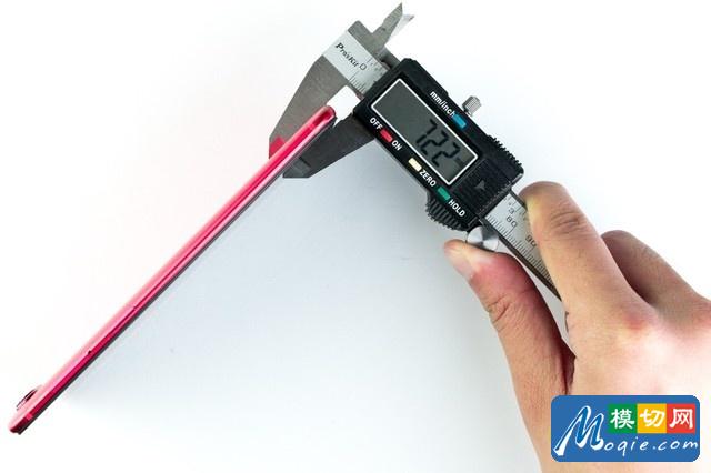 我們實測的機身厚度為7.22mm，官方數據為7.1mm，與競爭對手比也算十分輕薄了。