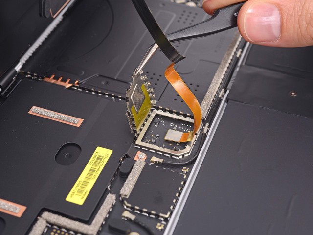Surface Laptop的排線拆解難度遠(yuǎn)高于傳統(tǒng)筆電。
