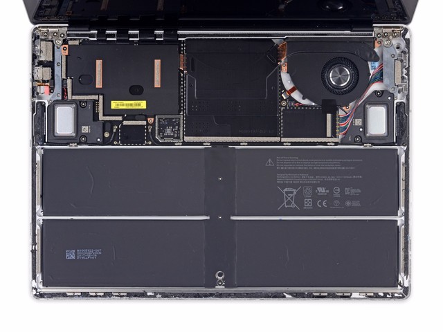 將鍵盤拆下后，Surface Laptop就像這樣，電池占據(jù)了一半的空間，主板部分和散熱器部分已經(jīng)清晰可見了。