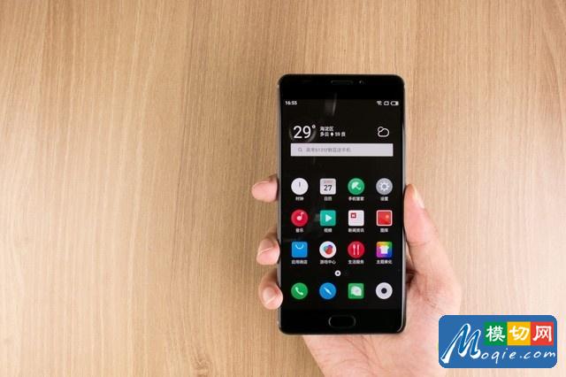 我們拆解的版本為標準版，內存容量為64GB，另外還有128GB的至臻版可供選擇。