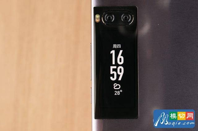 OLED屏幕自發光的特性讓畫屏顯示黑色背景的內容格外省電。