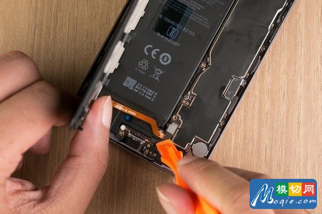 斷開上部屏幕排線以及下部mtouch組件的排線連接器。