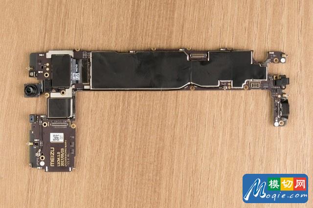 話說這個主板可真夠大的，感覺已經趕上了iPad mini主板的尺寸。但問題來了，為什么主板會這么大呢？
