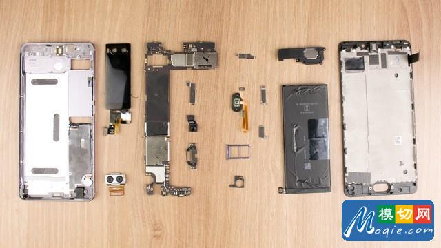 拆解全家福。 通過拆解PRO 7 Plus，我發現這不是魅族一蹴而就的產品，而是經過精心設計，大膽創新的一款手機。感覺該機緊湊工整的內部設計是在像蘋果致敬，而大膽創新則是在向三星致敬。