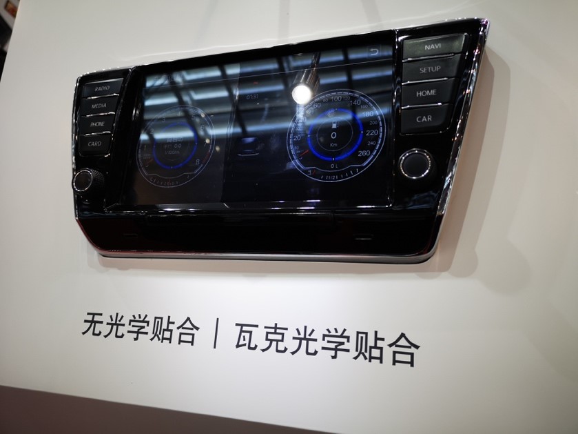 屏幕越大越柔：真正的挑戰是貼合這道工序